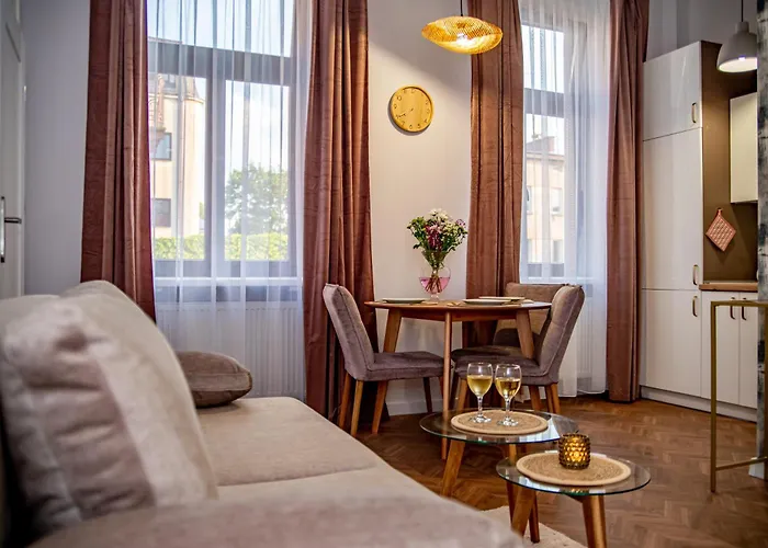 - Sloneczna Kamienica - Prywatny Parking Free! Appartement Częstochowa